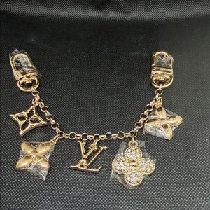 ✅ PRICE IS FIRM ✅ Fashion Gold Bag Charm Chain.